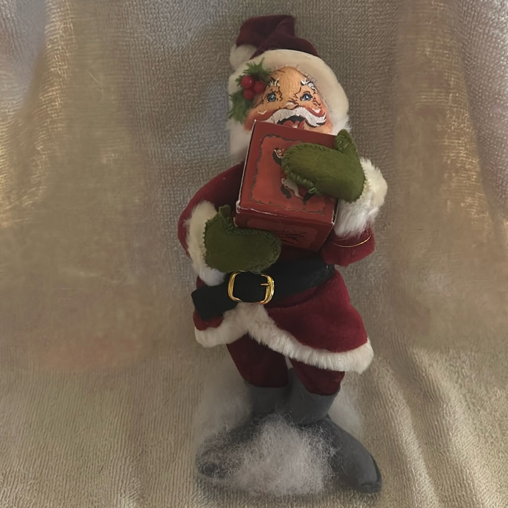 Annalee vintage 1986 Christmas Santa holding a present